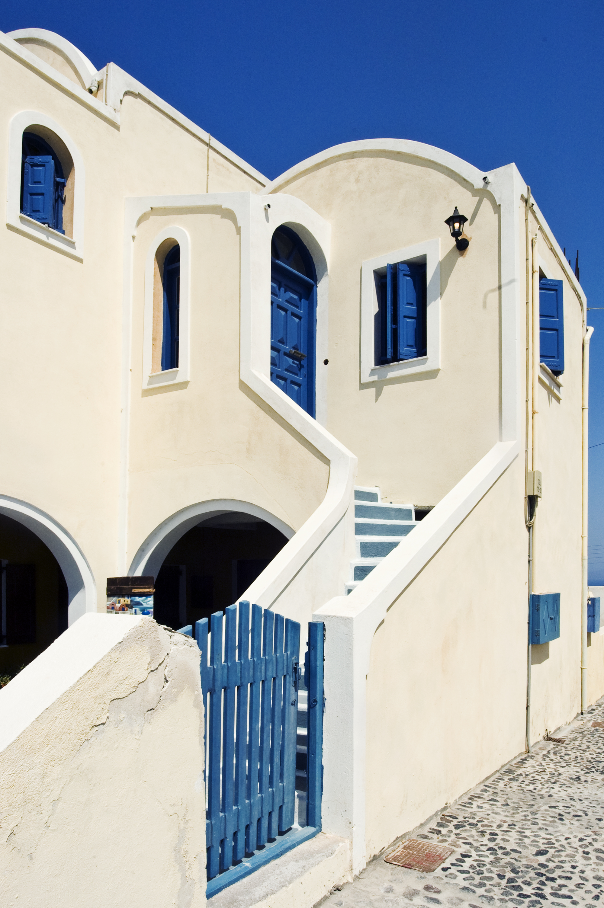 White and blue Cycladic houses in Oia, Santorini overlooking the caldera